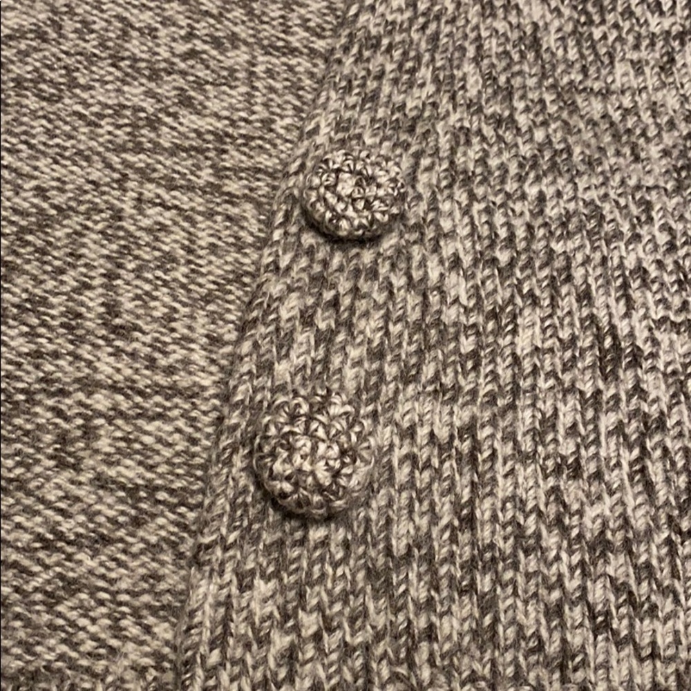 2 button Sweater - Picture 9 of 12